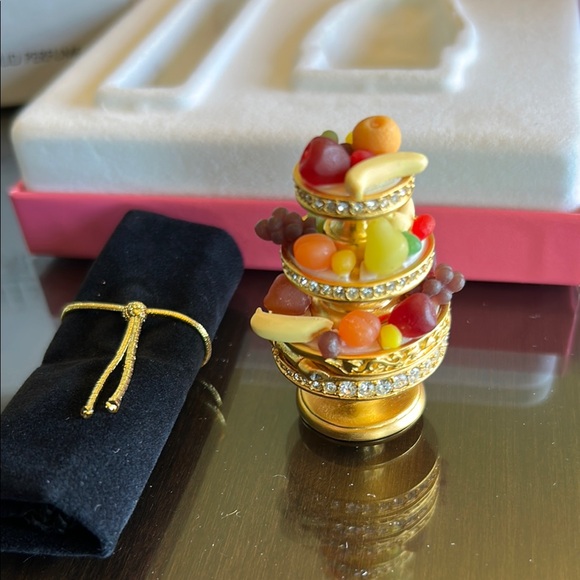 Estee Lauder Gold and Red Festive Compact Set - Picture 10 of 14